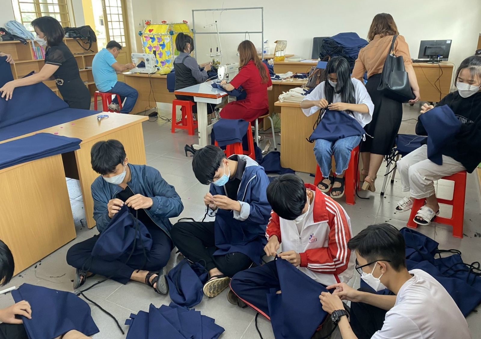 'Đông Ấm' sẻ chia yêu thương với học sinh vùng sâu, vùng xa